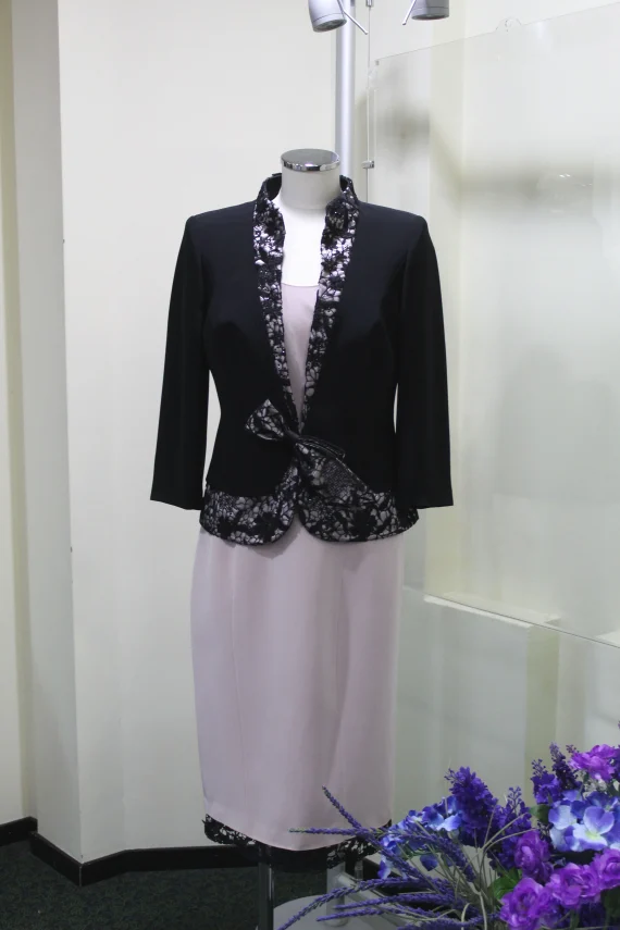 Completo abito cadì rosa con giacca nera e inserti macramè